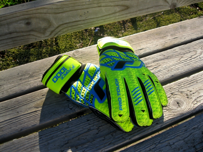 Football goalkeeper gloves Force 1000
